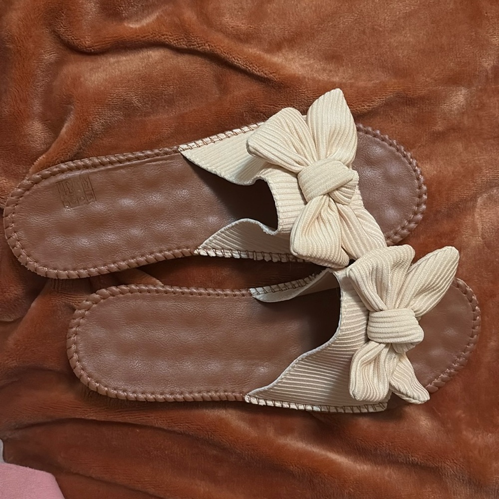 Sandals with bow